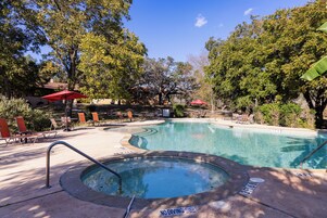 Una piscina al aire libre (de 10:00 a 22:00), sombrillas, tumbonas