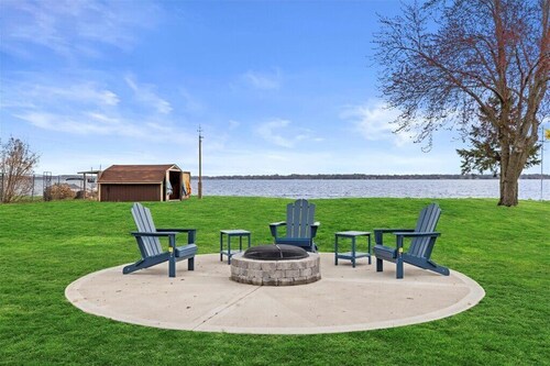 Spacious Newly Renovated 5-bedroom Lake Front house in charming Beaver Dam WI