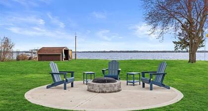 Spacious Newly Renovated 5-bedroom Lake Front house in charming Beaver Dam WI
