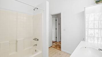 Serviettes fournies, savon, papier toilette