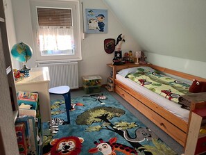 3 bedrooms, travel crib, free WiFi, bed sheets