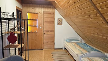 3 bedrooms, travel cot, free WiFi, bed sheets