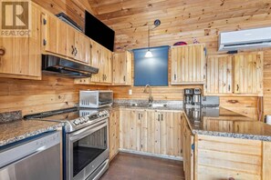 Refrigerador, cafetera y tetera, tostadora y utensilios de cocina