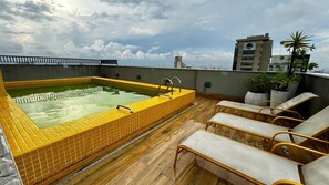Outdoor pool, pool umbrellas, sun loungers - Prime VN Vergueiro (Sao Paulo)