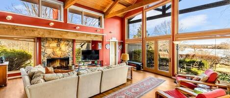 Smart-tv, een dvd-speler, boeken en een kantoor