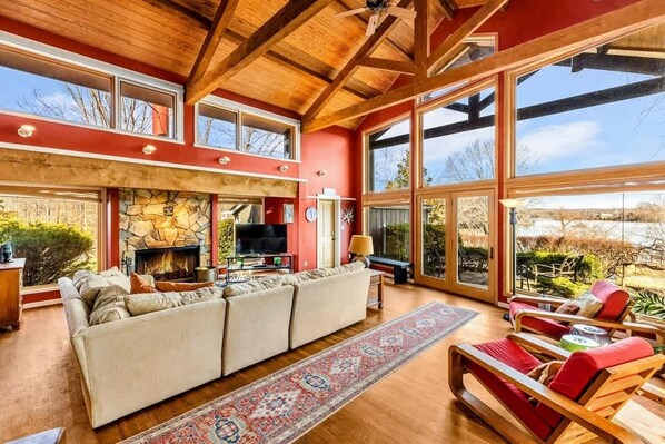 Smart TV, DVD player, books, offices - 5BR Lakefront Lake Anna with Dock, Deck, Fire Pit (Mineral)