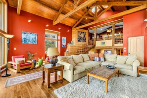 Smart-TV, Kamin, Arbeitsbereiche