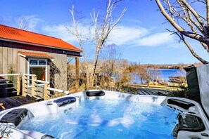 Outdoor spa tub - 5BR Lakefront Lake Anna with Dock, Deck, Fire Pit (Mineral)