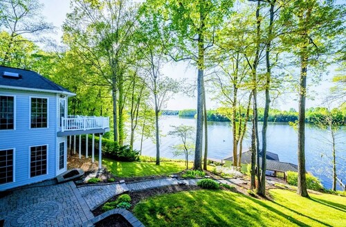 6BR Lakefront Lake Anna, Views, Boat Dock, Hot Tub