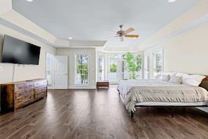 6 bedrooms, desk, iron/ironing board, travel cot