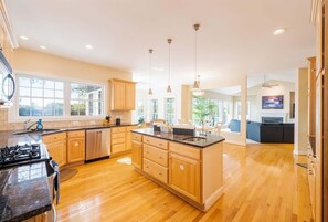 Fridge, microwave, oven, stovetop - 6BR Lakefront Lake Anna, Views, Boat Dock, Hot Tub (Mineral)