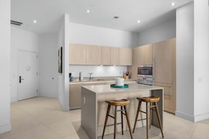 Fridge, microwave, oven, dishwasher - Stunning Beach Front Condo - Ocean View - Heated Pool/Spa - Beach Access (Hollywood)