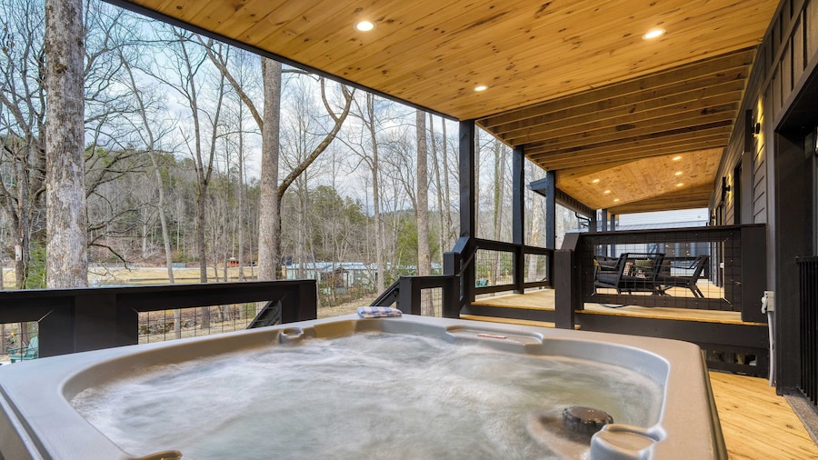 Kings Crown by Avantstay Indoor Pool, Hot Tub, Firepit, Theater All-season Retreat