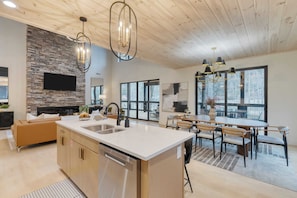 House (5 Bedrooms) | Interior - Kings Crown by Avantstay Indoor Pool, Hot Tub, Firepit, Theater All-season Retreat (Gatlinburg)