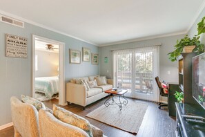 2 bedrooms, desk, iron/ironing board, internet