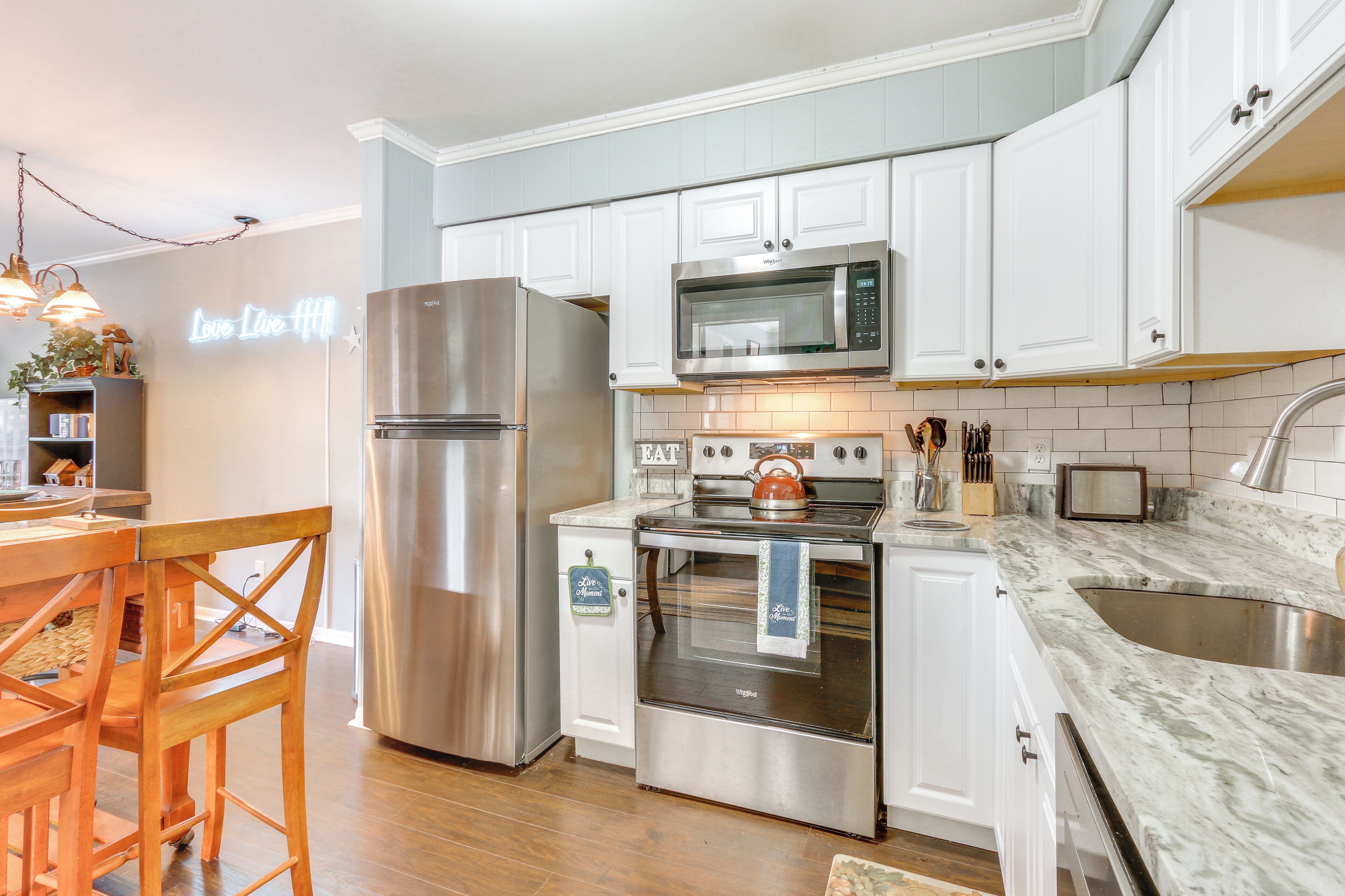 Køleskab, mikrobølgeovn, kogeplade, opvaskemaskine