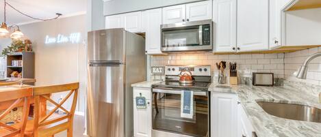 Køleskab, mikrobølgeovn, kogeplade, opvaskemaskine