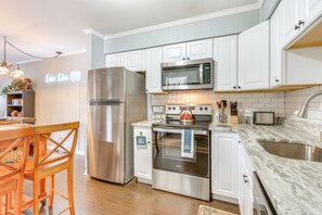 Fridge, microwave, stovetop, dishwasher