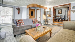 Ein Wohnzimmer mit einer Couch, einem Couchtisch und einer Dekovase.