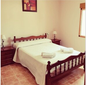 2 室のベッドルーム、デスク、旅行用ベビーベッド、WiFi