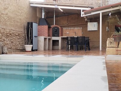 Rural house with PRIVATE swimming pool and barbecue