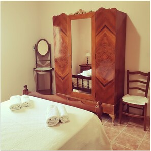 2 bedrooms, desk, travel cot, WiFi