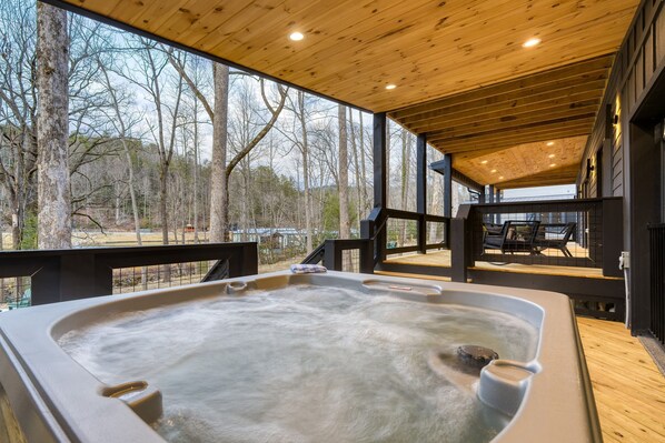 House - Indoor Pool Hot Tub Firepit Theater All-season Retreat Kings Crown by Avantstay (Gatlinburg)