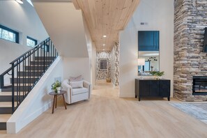 House | 5 bedrooms - Indoor Pool Hot Tub Firepit Theater All-season Retreat Kings Crown by Avantstay (Gatlinburg)