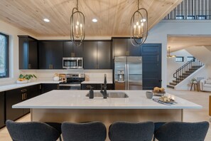 House - Indoor Pool Hot Tub Firepit Theater All-season Retreat Kings Crown by Avantstay (Gatlinburg)