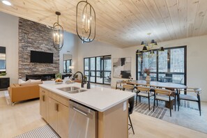 House - Indoor Pool Hot Tub Firepit Theater All-season Retreat Kings Crown by Avantstay (Gatlinburg)