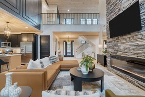 House - Indoor Pool Hot Tub Firepit Theater All-season Retreat Kings Crown by Avantstay (Gatlinburg)