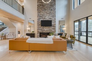 House | 5 bedrooms - Indoor Pool Hot Tub Firepit Theater All-season Retreat Kings Crown by Avantstay (Gatlinburg)