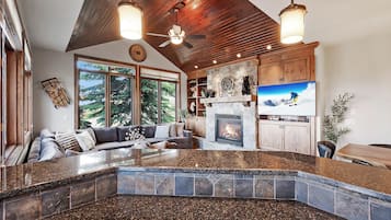 Chalet Deluks, pemandangan gunung, tepi gunung | Area keluarga | TV layar datar