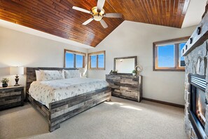 Deluxe Chalet, Mountain View, Mountainside - Snow Therapy Chalet Ski In Out & Hot Tub (Big White)
