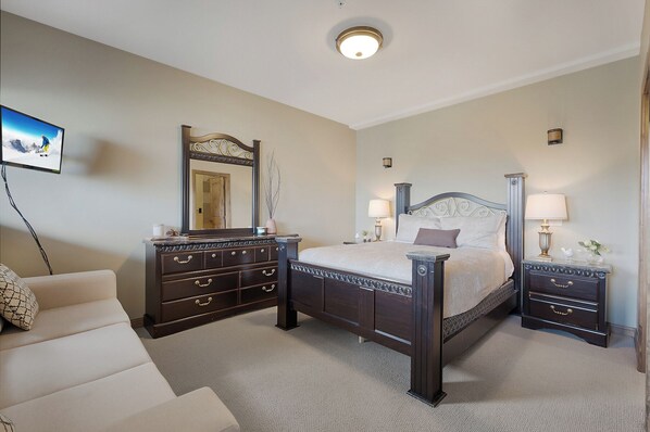 Deluxe Chalet, Mountain View, Mountainside | 4 bedrooms, iron/ironing board, free WiFi - Snow Therapy Chalet Ski In Out & Hot Tub (Big White)