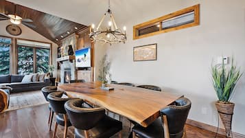 Deluxe Chalet, Mountain View, Mountainside | In-room dining