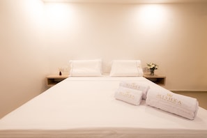 Habitación estándar con 2 camas individuales | Ropa de cama de alta calidad y decoración personalizada 