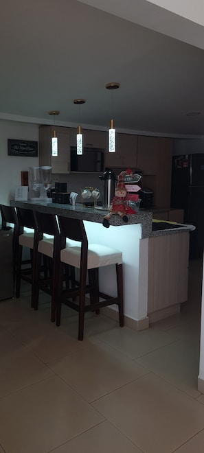 Refrigerador con congelador, microondas, horno y parrilla de estufa 
