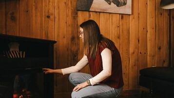 Chalet, 2 Bedrooms | Living area