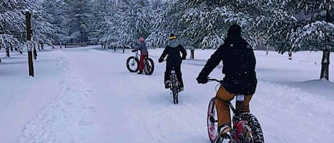 Un sendero cubierto de nieve con ciclistas.