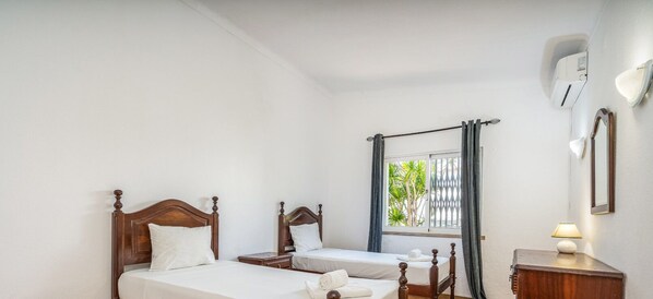 5 Schlafzimmer, Bügeleisen/Bügelbrett, kostenloses WLAN, Bettwäsche