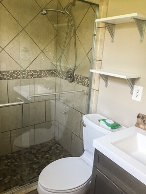 Ducha, secador de pelo, toallas, jabón