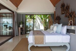 Un dormitorio con cama, un ventanal y vistas al exterior.