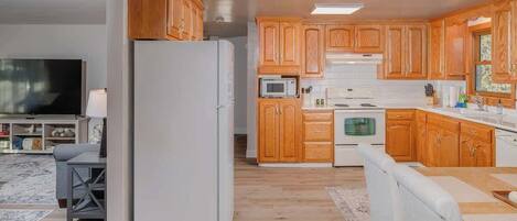 Refrigerador, microondas, horno, placa de cocina