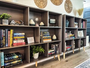 Games room - 3BR Sleeps 6 • Walk to Lambeau & Resch • Dog OK (Green Bay)