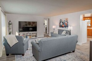 TV, table football, offices - 3BR Sleeps 6 • Walk to Lambeau & Resch • Dog OK (Green Bay)