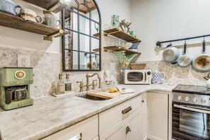 Fridge, microwave, oven, stovetop - Historic P'cola Bungalow! King Bed. Free Parking (Pensacola)