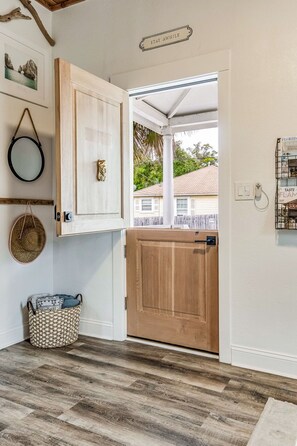 Interior - Historic P'cola Bungalow! King Bed. Free Parking (Pensacola)