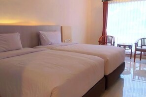 Down comforters, minibar, desk, bed sheets - Puri Lovina Hotel (Bali)