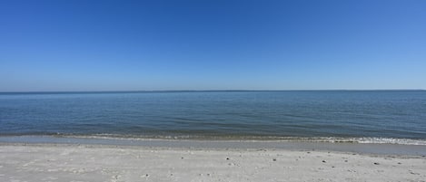 靠近海滩
